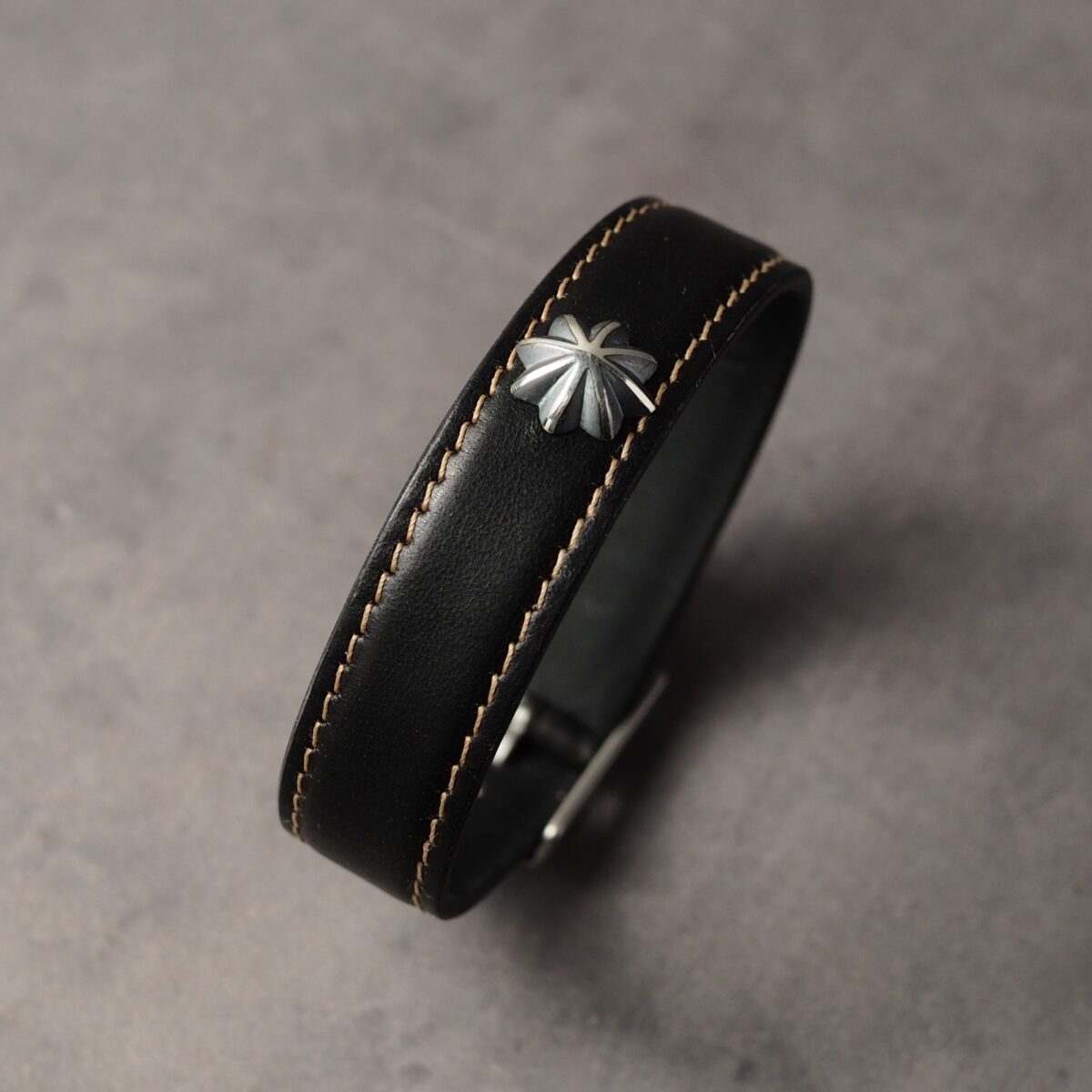 ＜即納＞レザーブレスレット【CAFTSMAN’S BRACELET】 シルバーコンチョ×ブラック（茶芯ホースバット）