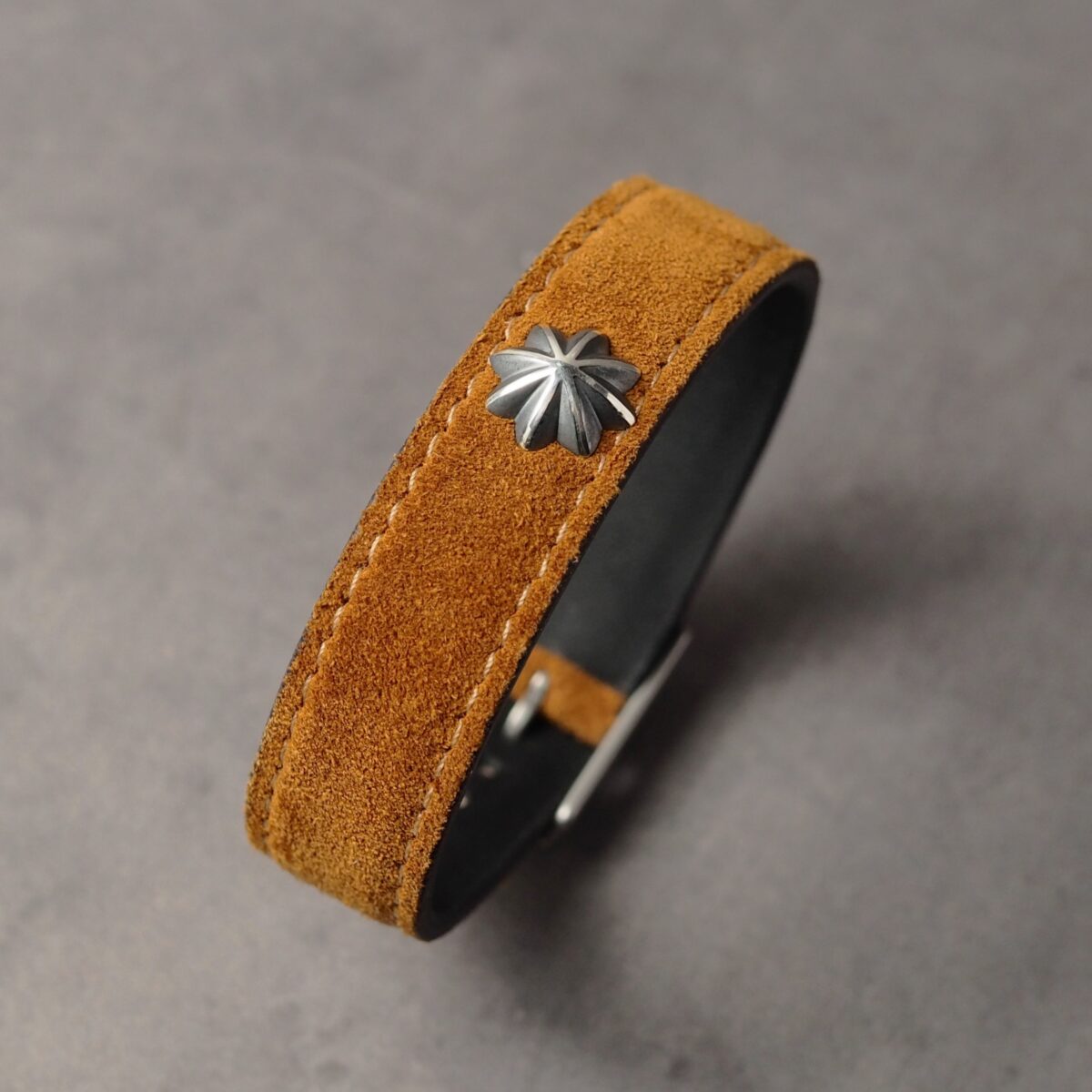 ＜即納＞レザーブレスレット【CAFTSMAN’S BRACELET】 シルバーコンチョ×キャメルブラウン（スエード）