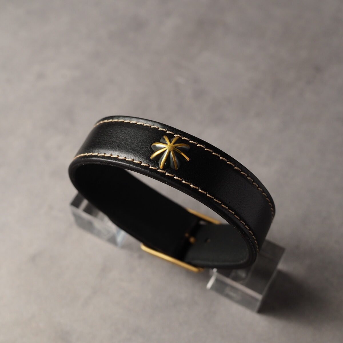 レザーブレスレット【CAFTSMAN’S BRACELET】 シルバーコンチョ×ブラック（茶芯ホースバット）　スタッズあり