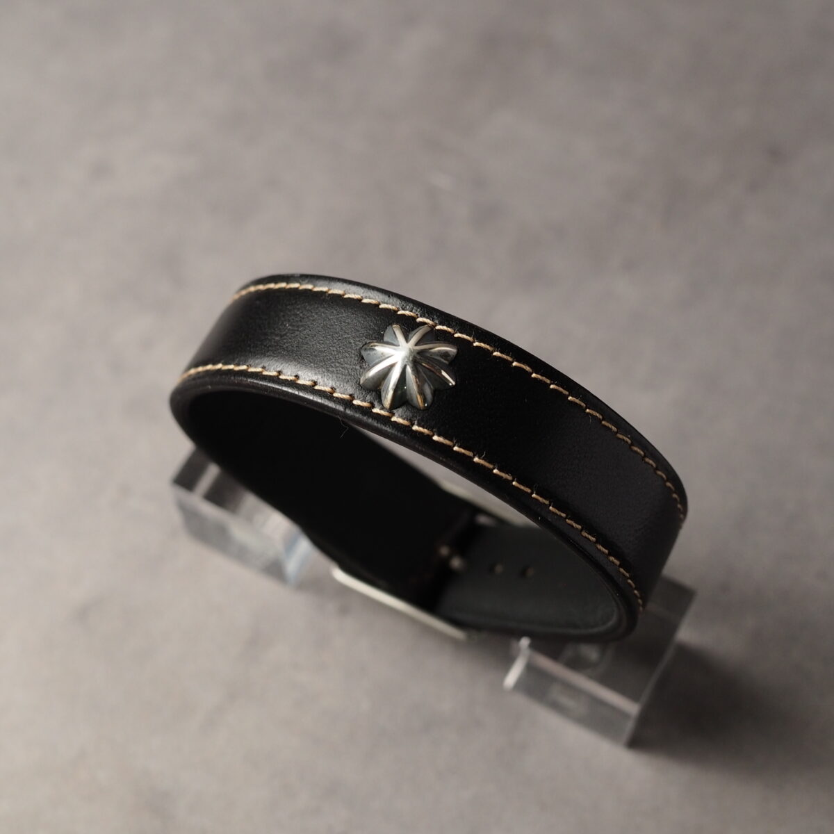 レザーブレスレット【CAFTSMAN’S BRACELET】ブラック（茶芯ホースバット）  シルバーコンチョ