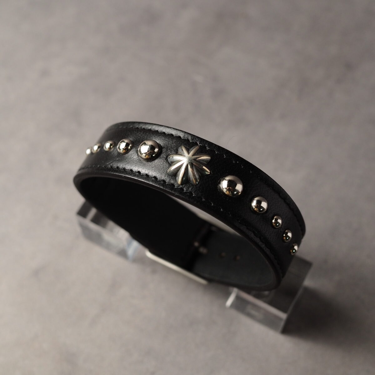 レザーブレスレット【CAFTSMAN’S BRACELET】 ブラック（茶芯ホースバット）　シルバーコンチョ×スタッズ