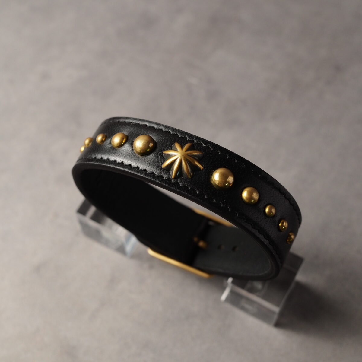 レザーブレスレット【CAFTSMAN’S BRACELET】 ブラック（茶芯ホースバット）　ブラスコンチョ×スタッズ