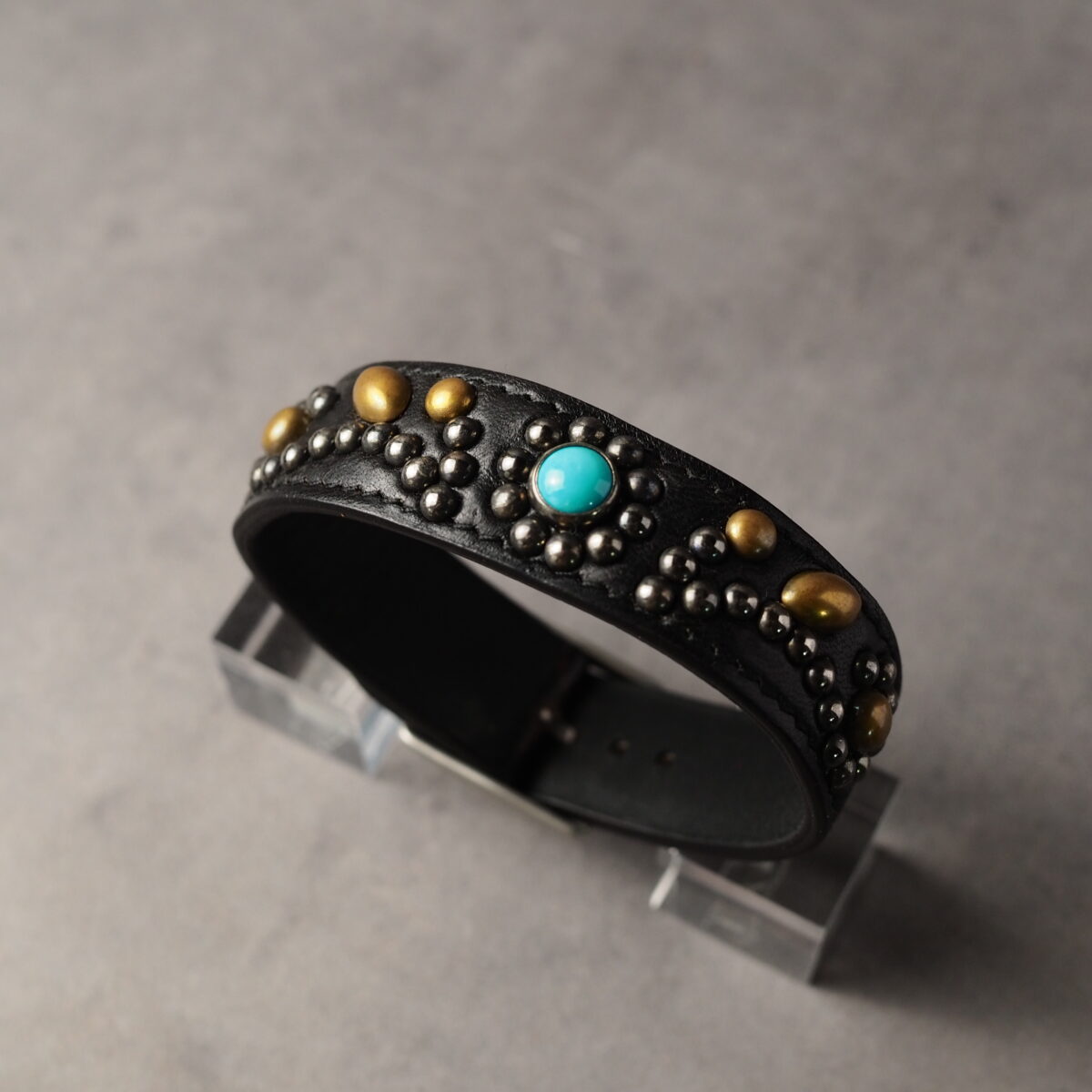レザーブレスレット【CAFTSMAN’S BRACELET】 ブラック（茶芯ホースバット）　スタッズ(B) コンビカラー