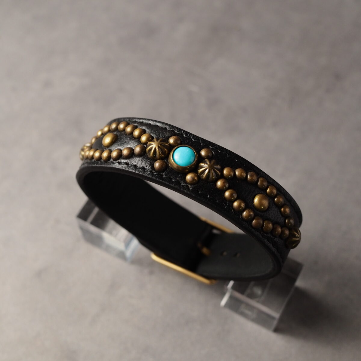 レザーブレスレット【CAFTSMAN’S BRACELET】 ブラック（茶芯ホースバット）　スタッズ(A) アンティークブラス