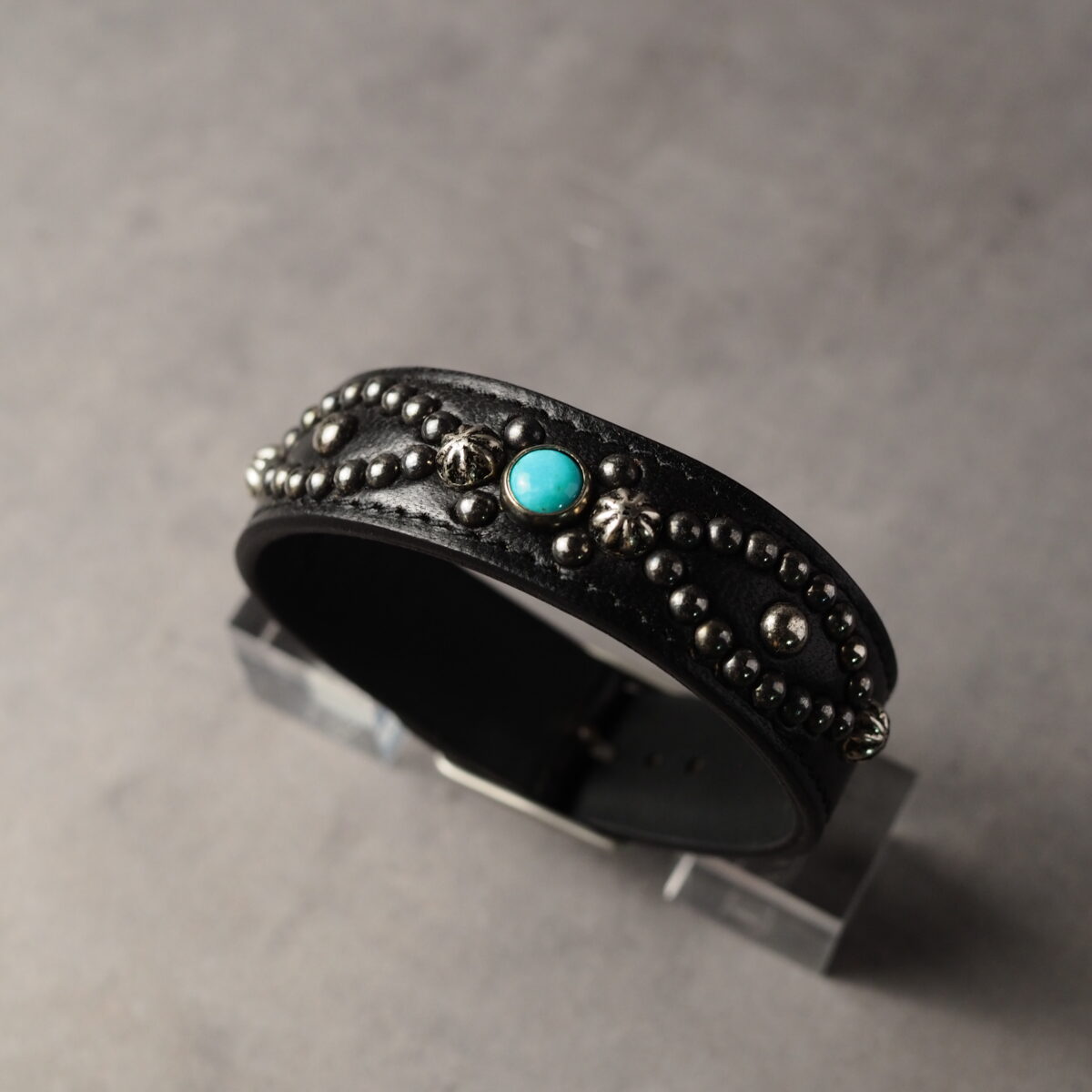 レザーブレスレット【CAFTSMAN’S BRACELET】 ブラック（茶芯ホースバット）　スタッズ(A) アンティークシルバー