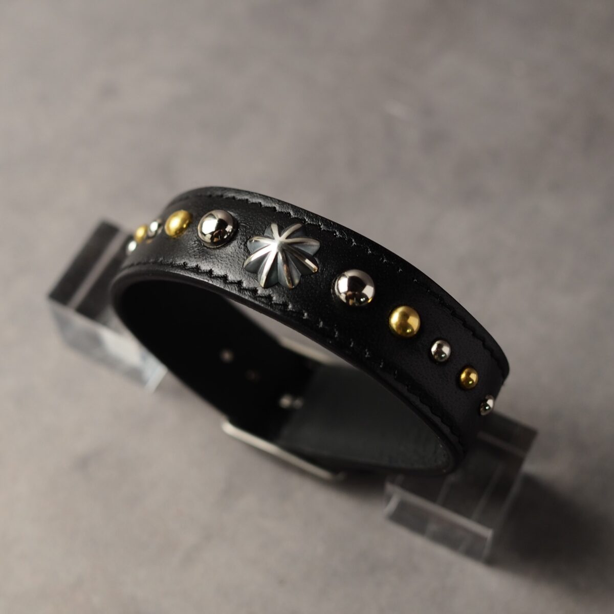 レザーブレスレット【CAFTSMAN’S BRACELET】 ブラック（茶芯ホースバット）　シルバーコンチョ×スタッズ（コンビ）